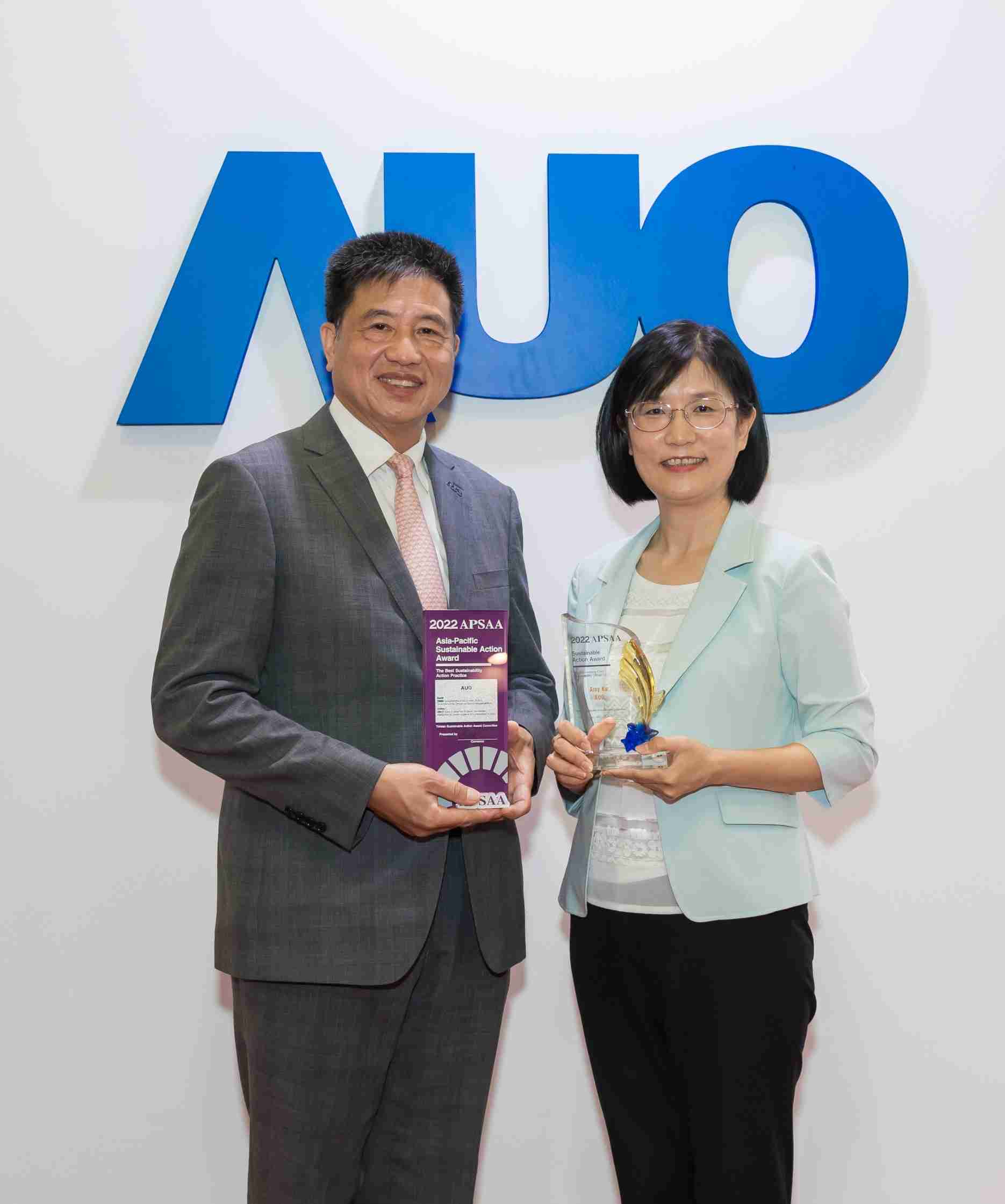 银河集团长期垫筑永续远景的基石，，，，透过ESG暨气候委员会逐步实践永续策略蓝图。。。。其中，，，银河集团光电永续长古秀华带领团队、、、制定中长期目标，，缔造多面向亮眼表现，，，获得「顶尖永续长奖」的个人奖殊荣（左：银河集团光电董事长暨执行长彭双浪，，，，右：银河集团光电永续长古秀华）