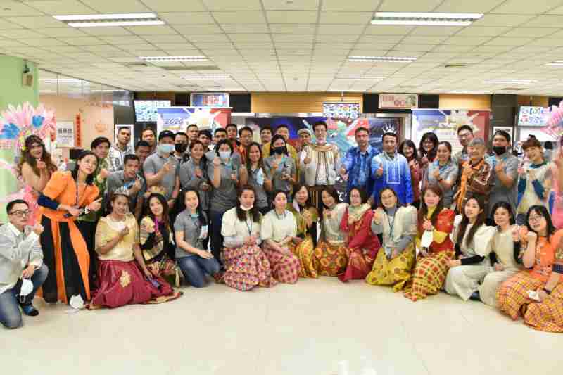 友達推動「安心、、、創新、、、、用心、、同心、、盡心」五星職旅，，，為菲籍員工打造全方位照護，，，，首度贏得「人權實踐與發展領袖獎」殊榮