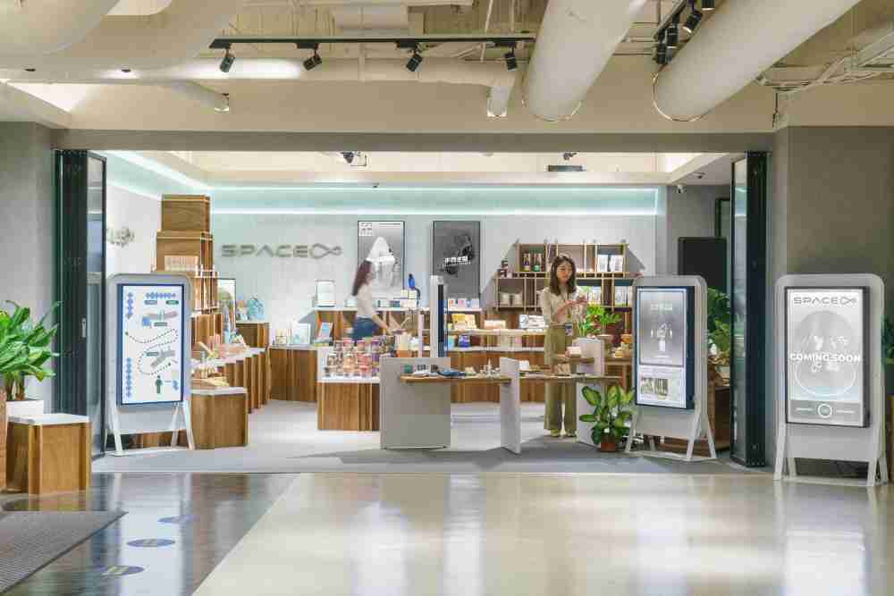 银河集团打造永续选物商店，，展示社企及社创商品，，，，结合创利空间所开发的智能零售系统，，，，整合多元产品信息，，，，让无人商店扮演公益行动的推手