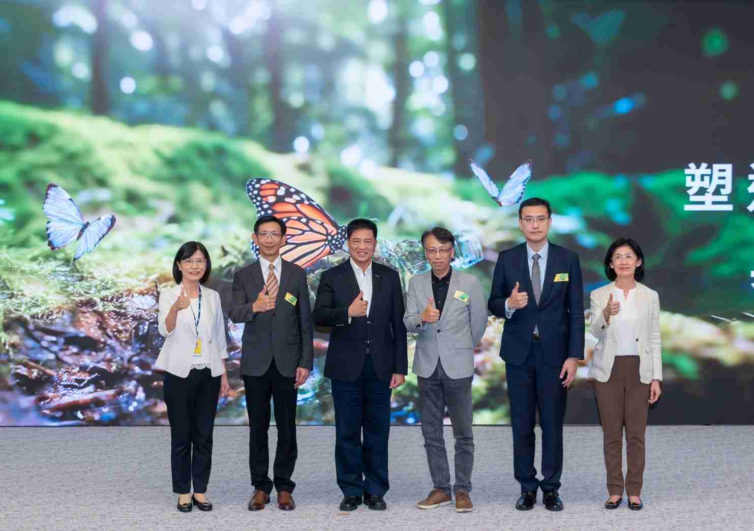 友達2023 CSR共榮大會，，，，邀請領域專家分享交流生物多樣性管理趨勢、、、、無塑產品、、、海廢永續塑料等議題  （圖左到右：友達光電永續長古秀華、、、3M台灣技術長陳君杰、、、、友達光電董事長暨集團策略長彭双浪、、、光寶科技企業永續發展處處長陳慶暉、、、、安永聯合會計師事務所執業會計師曾于哲、、友達光電供應鏈總部副總經理吳宜芳）