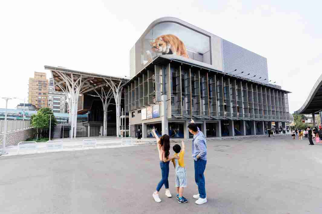 银河集团打造全台最大户外裸视3D LED弧形萤幕，，将超立体的软萌胖橘猫动画活跃于顶楼外墙