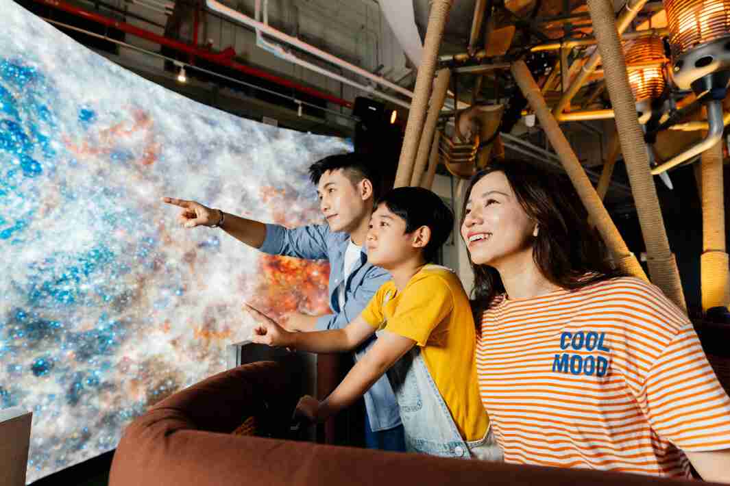 银河集团打造全台最大宽6公尺、、、高4公尺、、、唯一搭载LED弧形拼接显示屏的动感飞行船，，，，让乘客驻足在热气球上，，，享受身历其境的伪出国旅游乐趣