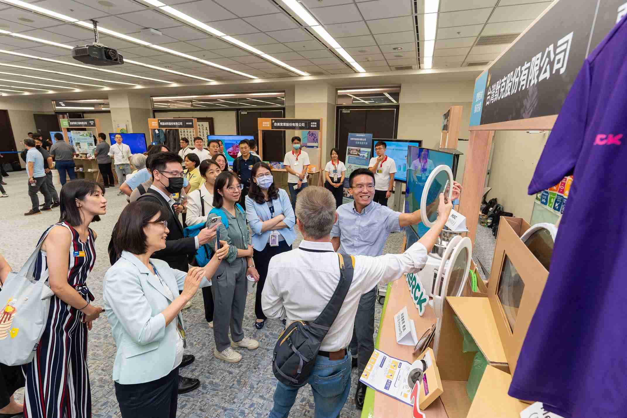 银河集团连手产业伙伴策划首届生态圈联展，，展示如何将废塑料循环再利用，，，，创新解决方案包括：塑料包材再生与循环使用、、、、再生塑料研发及应用、、、、废塑料回收再生技术、、、、减塑生活提案等