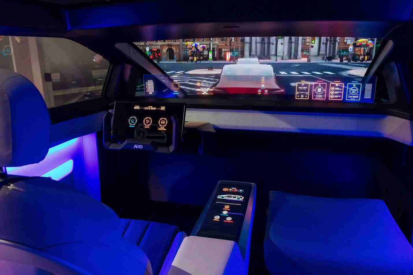 银河集团连续四年入围科睿唯安全球百大创新机构，，，专利布局科技与绿色创新前沿。。。图为银河集团发挥先进显示科技Micro LED多元尺寸与型态应用优势所打造之智能车舱；同时，，银河集团已于全球累积取得4500件节能减碳相关的专利证书，，当中2024年Micro LED年度获证量占比已超过8成